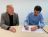 Alex van der Putten, managing director QRS, (links) en Léon Noorduin, teamleider Medisch Technologisch Beheer Nij Smellinghe, ondertekenen het contract voor het unieke track-and-trace-systeem AMY.